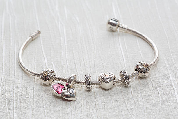  Chic silver bracelet - Effortless sophistication for any outfit
